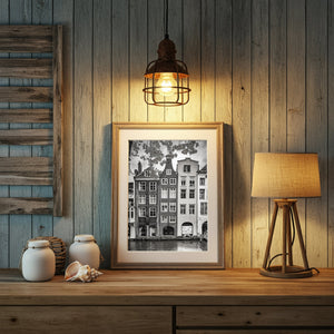 Monochrome Architekturansicht historischer Häuser entlang eines niederländischen Kanals