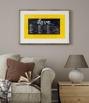 Namen, Herzen und Botschaften füllen eine Kreidetafel mit dem Schriftzug „Love“ an einer Wand in Vancouver
