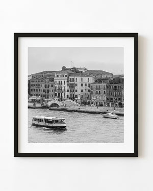 Venedig-Kanalboot fährt an historischen Gebäuden am Wasser in Schwarz und Weiß vorbei