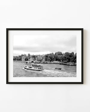 Passagierfähre hinterlässt eine geschwungene Kielwasserlinie auf dem Giudecca-Kanal von Venedig in Schwarz und Weiß