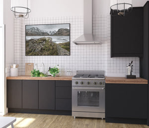 Norwegische Seenlandschaft mit strukturierten Felsen, hellem Eis und schroffen Bergen