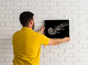 Spiralförmige Geigenschnecke und polierte Stimmwirbel in Nahaufnahme.