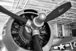 Schwarzweißfoto eines historischen Flugzeugtriebwerks