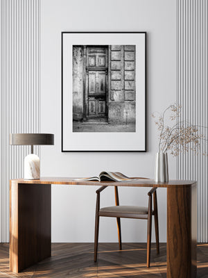 Pintura agrietada y paneles decorativos en una puerta cubana