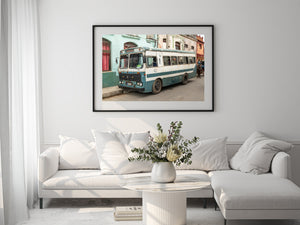 Farbfoto eines Oldtimer-Bustransports in Kuba