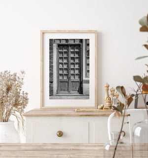 Puerta histórica de Uruguay con madera descascarada, rejas de ventanas y ladrillos texturizados