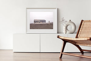 Großer verlassener Hangar an der Whalers Bay Station in der Antarktis | Fotokunstdruck – Fine-Art-Fotodruck