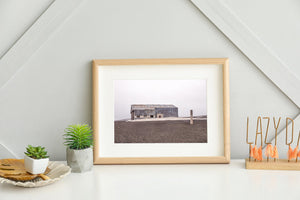 Großer verlassener Hangar an der Whalers Bay Station in der Antarktis | Fotokunstdruck – Fine-Art-Fotodruck