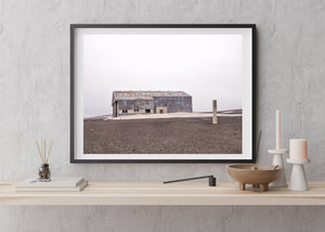 Großer verlassener Hangar an der Whalers Bay Station in der Antarktis | Fotokunstdruck – Fine-Art-Fotodruck