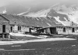 Bâtiment historique en décomposition dans la neige