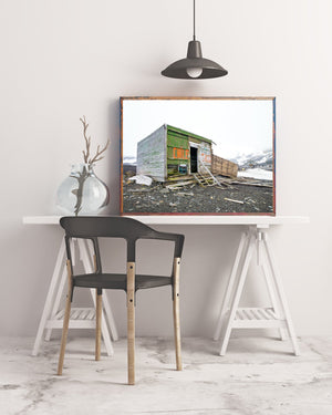 Kunstfotodruck einer verlassenen Hütte in Whalers Bay, Antarktis