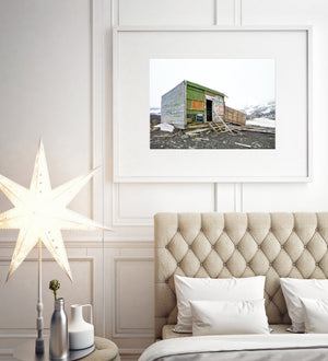 Kunstfotodruck einer verlassenen Hütte in Whalers Bay, Antarktis