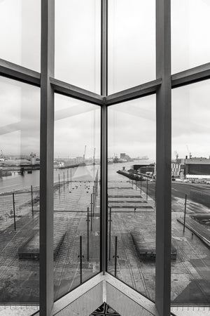 Los marcos angulares de las ventanas dividen una vista monocromática del puerto desde el Titanic Belfast