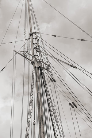 Photographie monochrome verticale du gréement d'une goélette à Lunenburg, en Nouvelle-Écosse.
