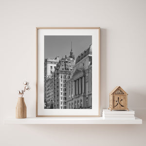 Architettura cittadina monocromatica con pietra classica e una torre stretta a Buenos Aires.