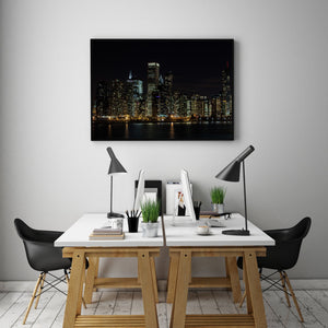 Reihen heller Fenster bilden eine geschichtete Skyline von Chicago neben dem dunklen Wasser des Sees.