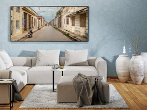 Vrouw fietst door de straat in Cuba | Foto Kunstprint Fine Art fotografische afdruk