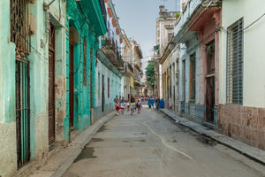Menigte van mensen die op straat lopen Havana Cuba | Foto Kunstprint Fine Art fotografische afdruk
