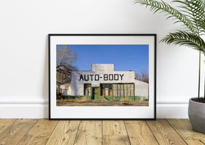 Verblasster AUTO-BODY-Schriftzug auf einer alten Ladenfront in Kalifornien