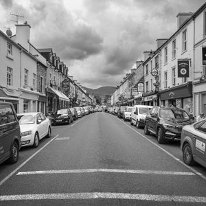 Geparkte Autos und Ladenfronten entlang einer Kenmare-Straße