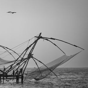 Traditionelle freitragende Fischernetze über den Küstengewässern in Kochi