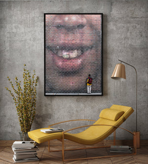Ein Mann in einer gelben Jacke blickt zu dem Gesicht auf, das am Crown Fountain abgebildet ist