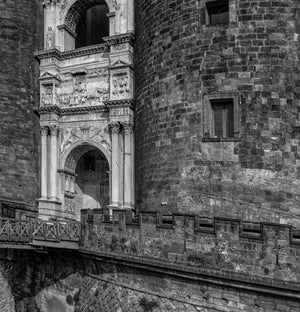 Entrada tallada adornada de Castel Nuovo en Nápoles Italia
