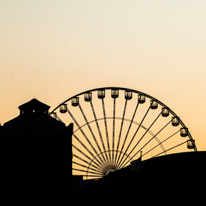 La grande roue de Chicago et les toits sous un ciel chaud au coucher du soleil