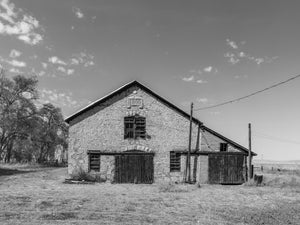 Historische Steinscheune aus dem Jahr 1900 in der Prärie von Nebraska
