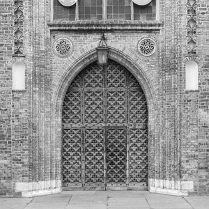 Gemusterte Doppeltüren und geschnitzte kreisförmige Details in der Marienkirche in Danzig