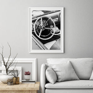 Dettaglio del volante di un'auto d'epoca in bianco e nero