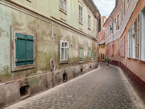 Uomo che cammina lungo un vecchio vicolo Romania | Foto Stampa d’arte Fine Art stampa fotografica