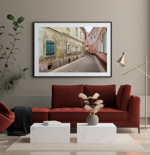 Uomo che cammina lungo un vecchio vicolo Romania | Foto Stampa d’arte Fine Art stampa fotografica
