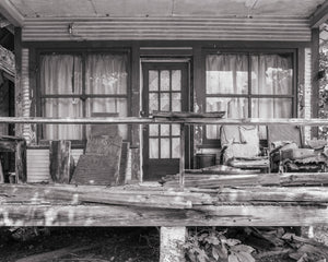 Schwarzweißfoto einer verfallenden Veranda am Straßenrand an der Route 66