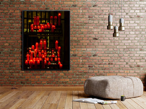 Flammes de bougies chaudes et supports en verre rouge à la Sagrada Familia
