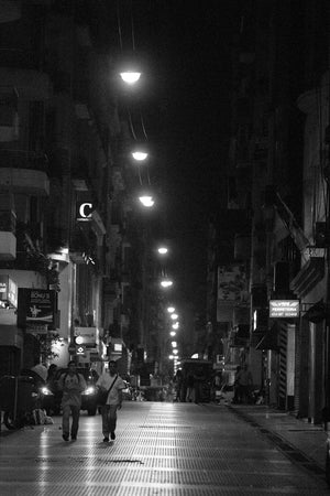 Immagine sgranata di due uomini che camminano per le strade in Argentina | Foto Stampa d’arte Fine Art stampa fotografica