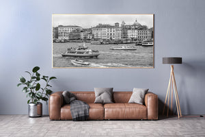 Monochrome Kanalszene in Venedig mit verschiedenen Schiffen und kunstvollen Uferfassaden