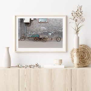Oude verroeste werkfietsen tegen een muur in Peking, China | Foto Kunstprint Fine Art fotografische afdruk