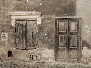 Alte verfallende rumänische Tür und Fenster | Fotokunstdruck – Fine-Art-Fotodruck