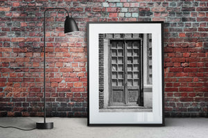 Fotografía arquitectónica en blanco y negro de puertas dobles de madera envejecidas