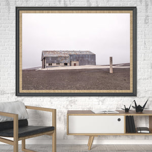 Großer verlassener Hangar an der Whalers Bay Station in der Antarktis | Fotokunstdruck – Fine-Art-Fotodruck