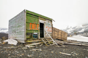 Kunstfotodruck einer verlassenen Hütte in Whalers Bay, Antarktis