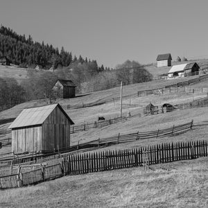 Ferme sur une colline en Roumanie | Tirage photographique d’art