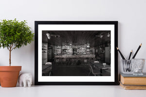 Intérieur d'un restaurant aux ouvertures condamnées à Zion — Tirage photographique d'art.