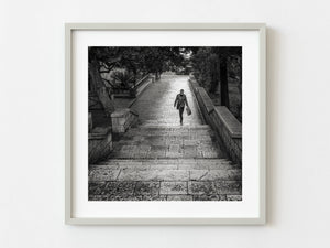 dame marche dans l'allée d'un immeuble à Dubrovnik | Photos Tirage d’art Fine Art impression photographique